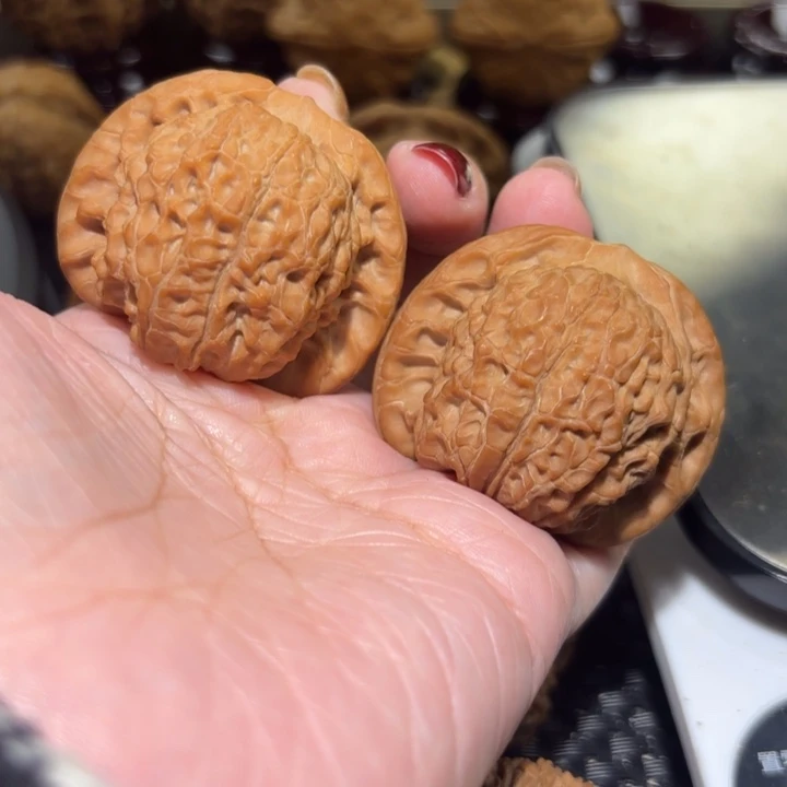 核桃手串/手链哒*哒42全品无修血麒麟野生文玩核桃一对