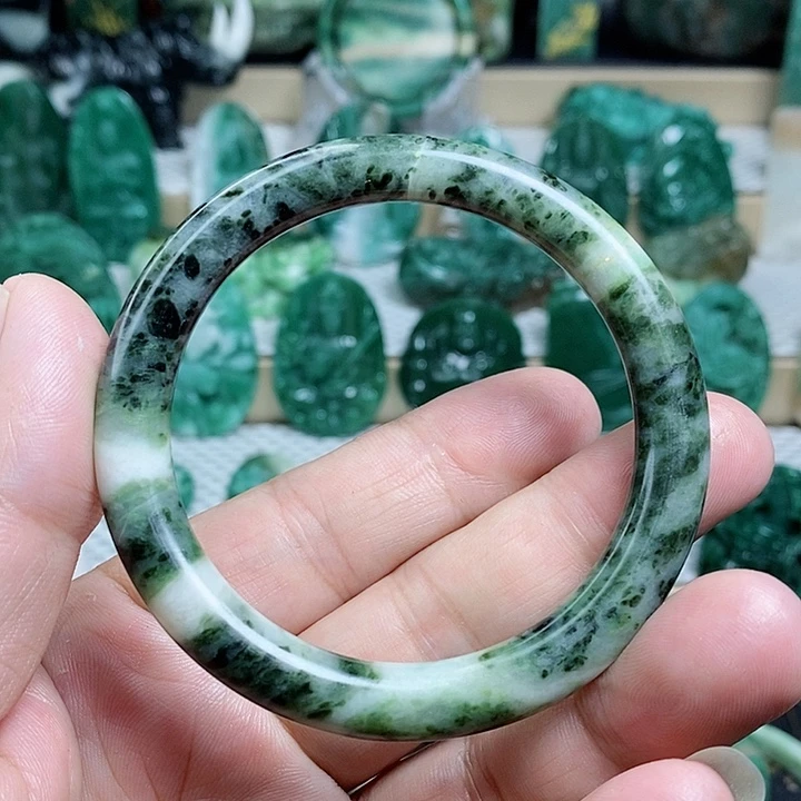 未镶嵌独山玉手镯