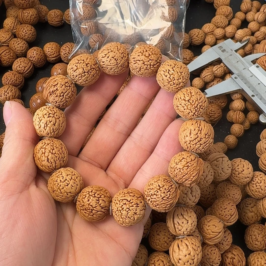 忧***坤桃核吊坠凤尾手串