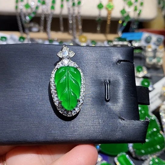 翡翠未镶嵌颈饰吊坠