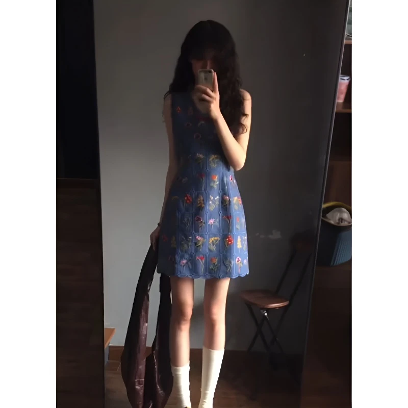 法式海边度假绝美掐腰碎花蓝色背心连衣裙复古显瘦百搭休闲牛仔裤