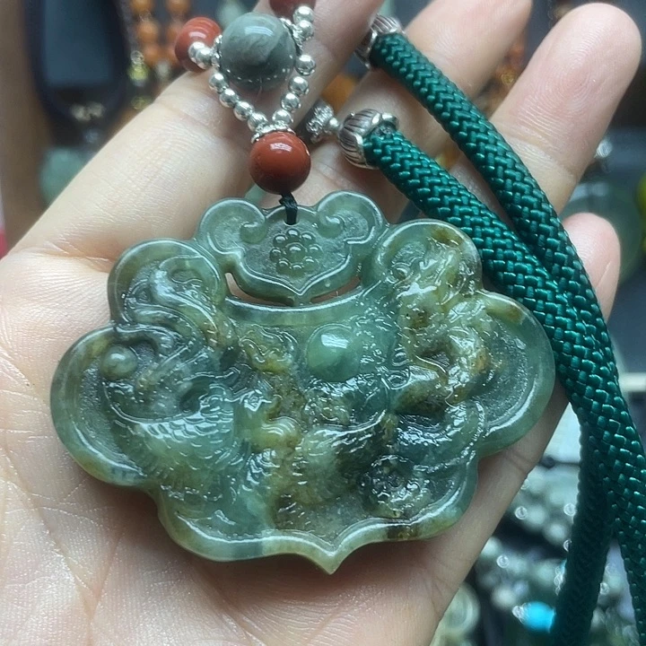 未镶嵌蛇纹石玉颈饰