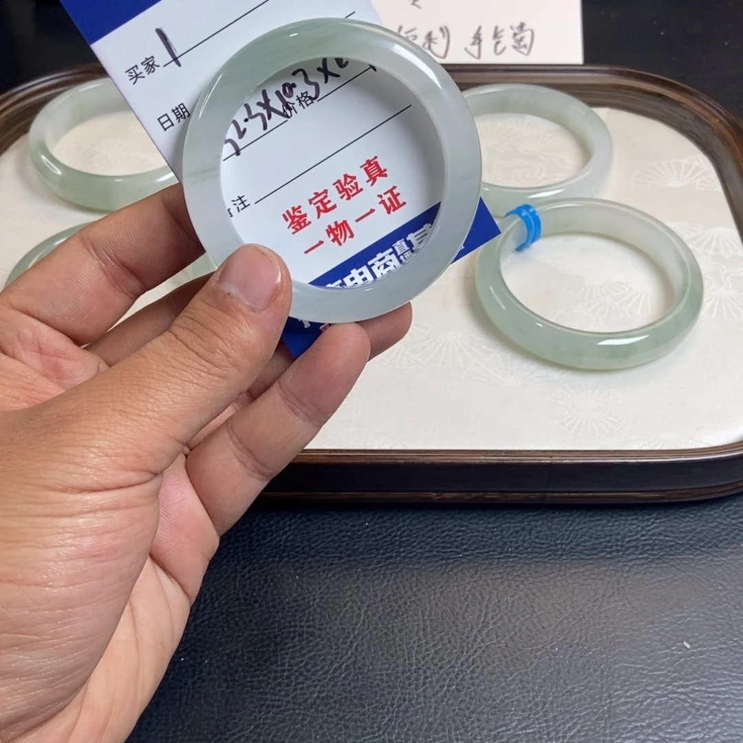 夏***之石英质玉未镶嵌手镯1