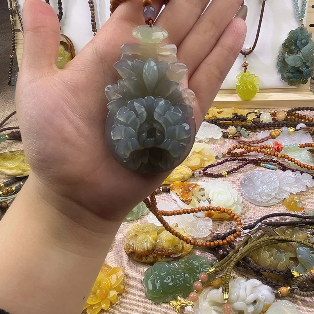 虫****岫玉合金纯手工雕刻吊坠