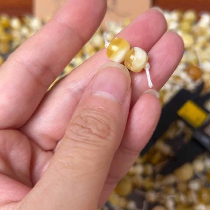 蜜蜡未镶嵌裸石8.7mm一对