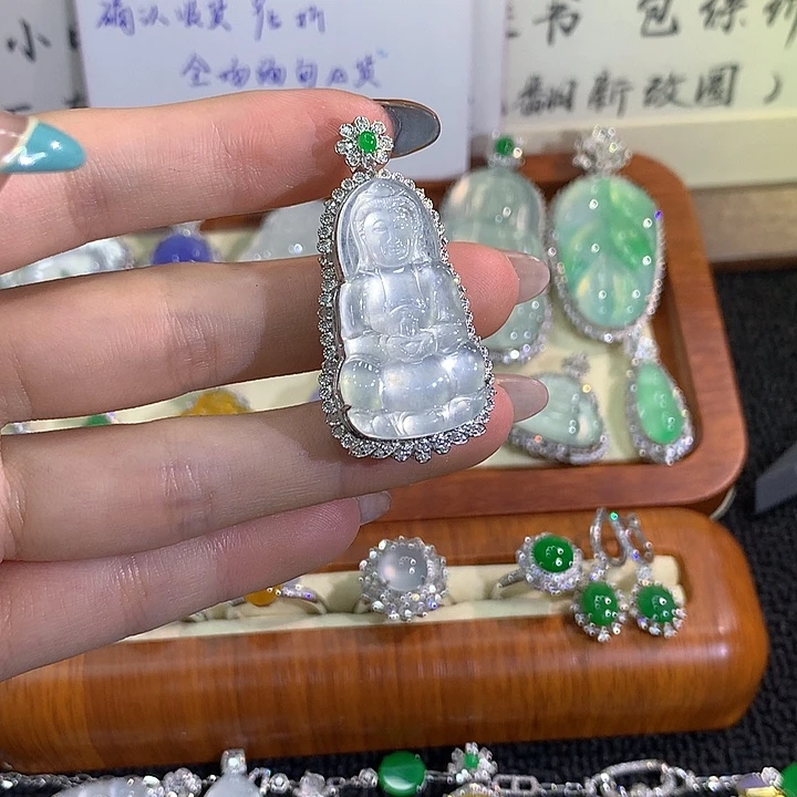 颈饰18K金镶嵌翡翠