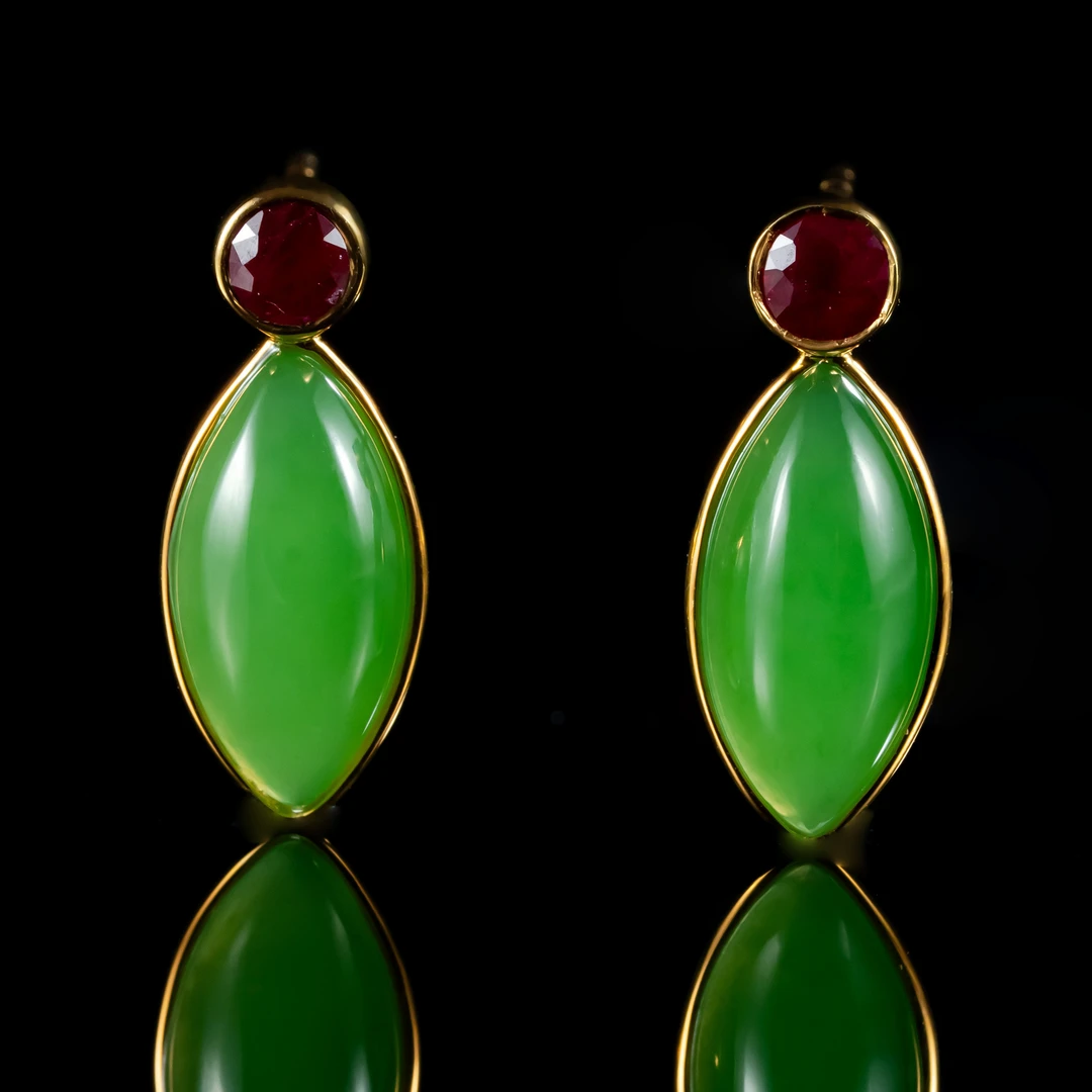 周陶陶｜映朱｜和田玉18k金镶嵌耳饰 苹果绿凤眼蛋面搭配红宝石点缀