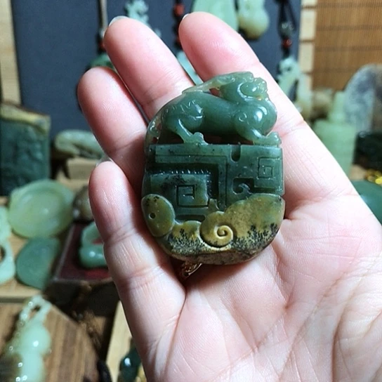 颈饰未镶嵌岫岩河磨玉（透闪石质玉）