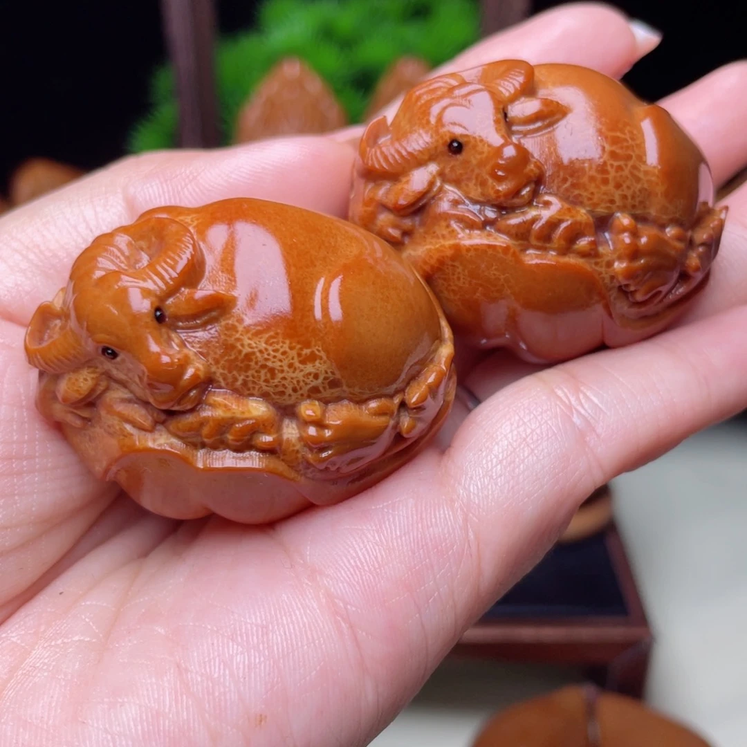 吊坠橄榄核荷叶牛手球