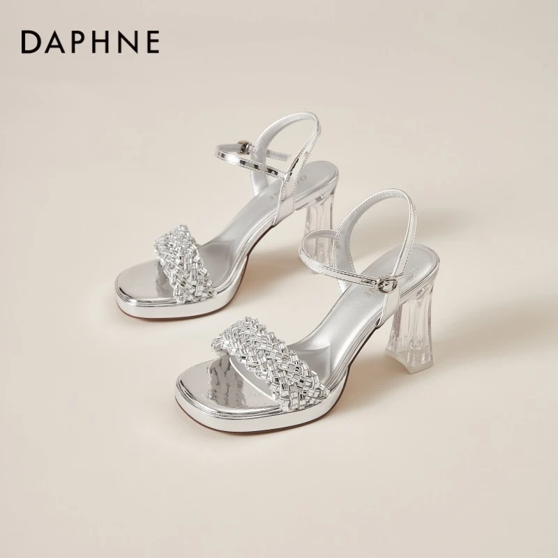 达芙妮银色水钻一字带凉鞋女款2025年夏季新款透明水晶粗跟高跟鞋