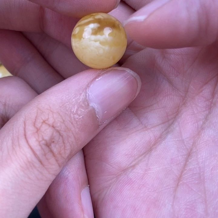 未镶嵌琥珀裸石微瑕38