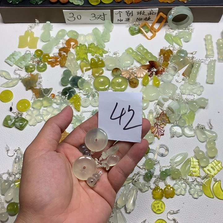 享***独合金蛇纹石玉耳钉