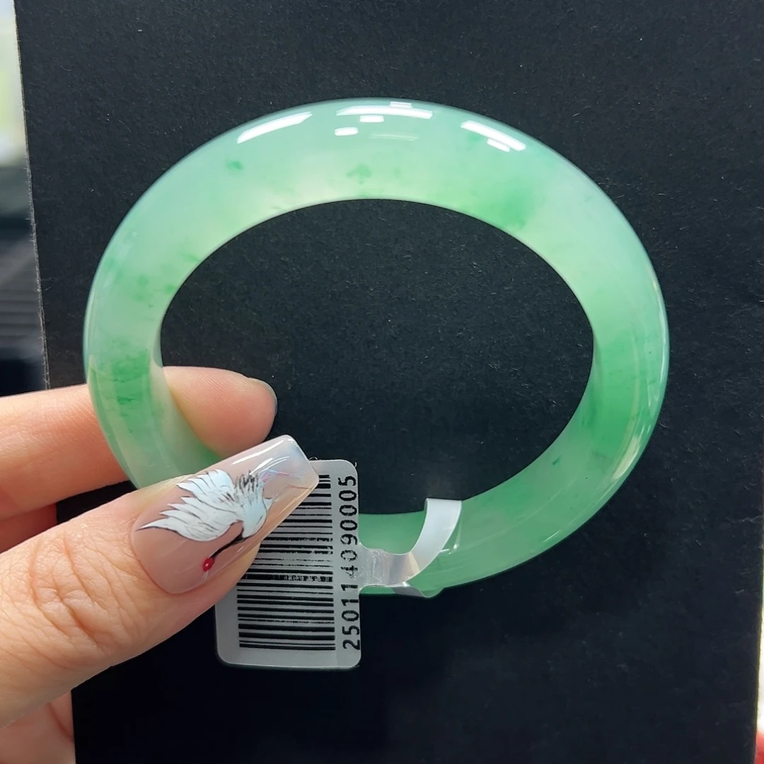 W****未镶嵌手镯石英质玉（非洲翠）