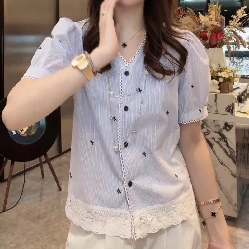 小众上衣女2025夏季新款甜美可爱风洋气女韩版短袖设计感V领衬衫