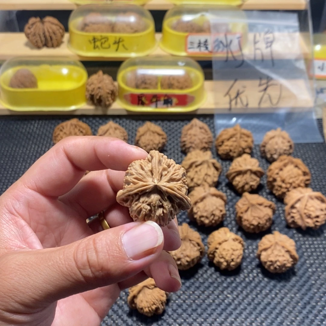 谢***行吊坠文玩核桃核桃异形