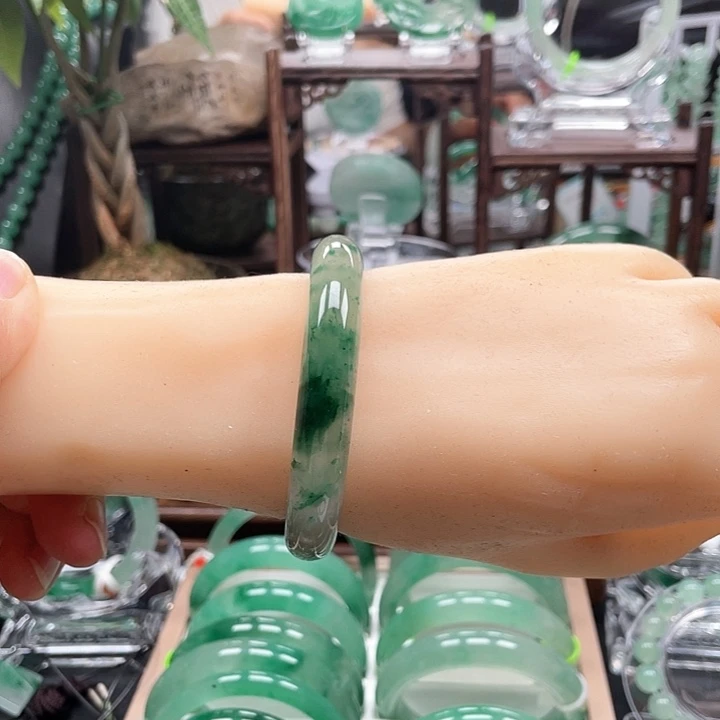 未镶嵌手镯石英质玉