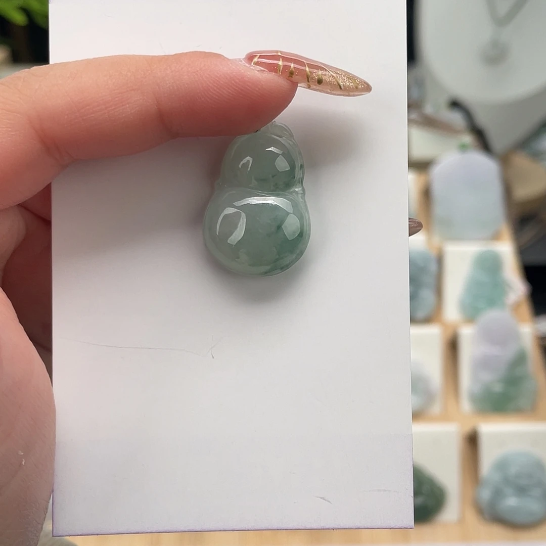 翡翠未镶嵌颈饰葫芦