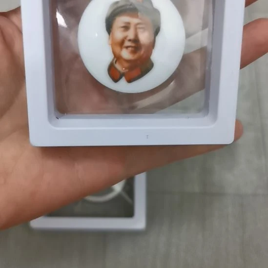 其他普通金属人**态红色收藏纪念章1个