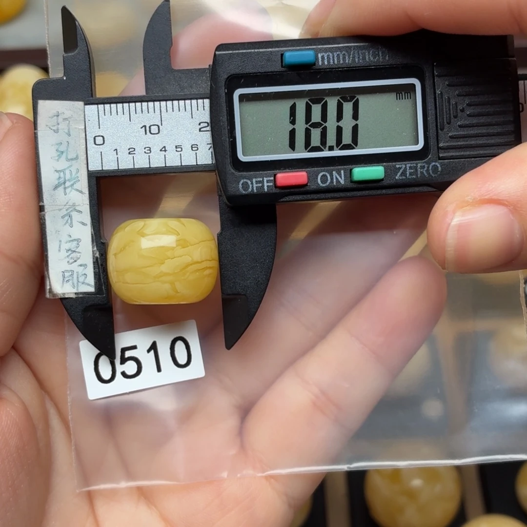 乐***中蜜蜡未镶嵌裸石蜜蜡