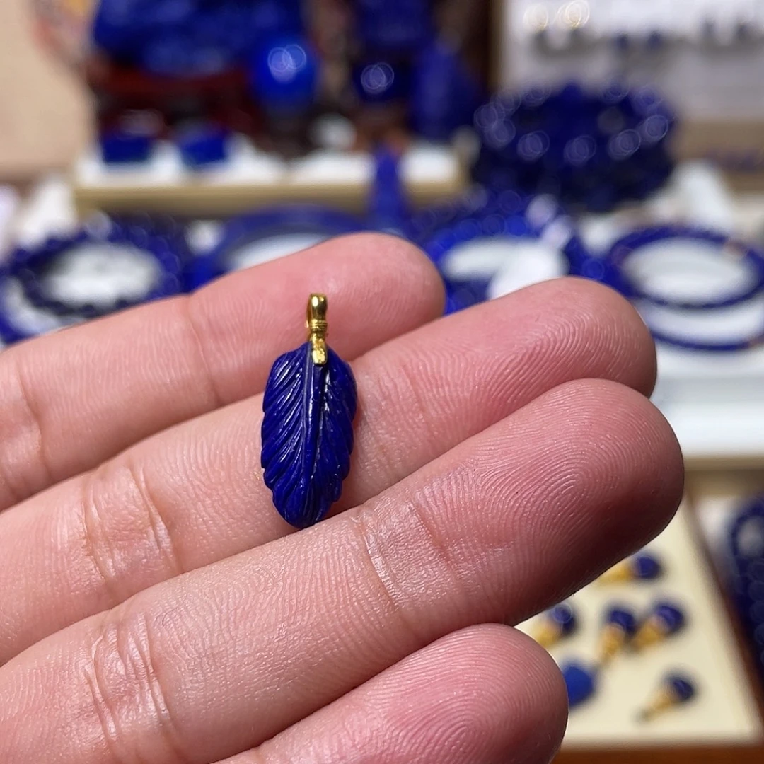 玥***然青金石18K金镶嵌羽毛吊坠