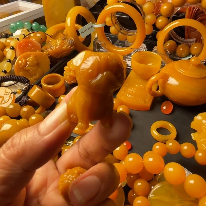 未镶嵌石英质玉（黄龙玉）颈饰