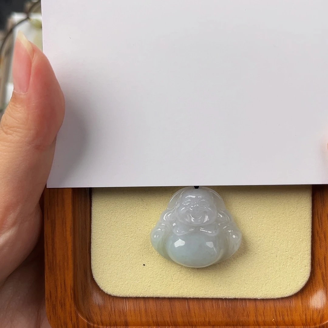 婷***了翡翠未镶嵌颈饰佛公