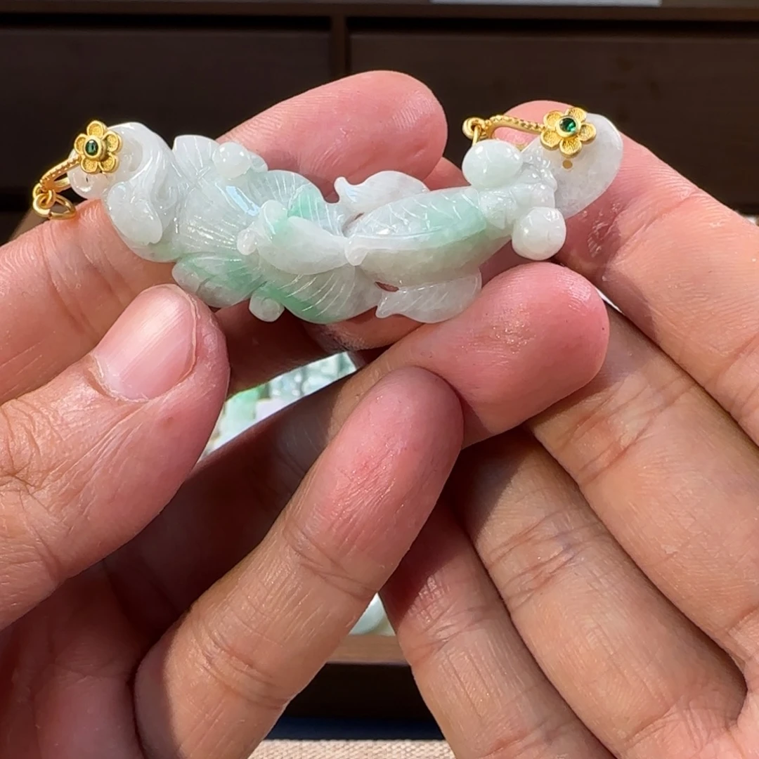 翡翠未镶嵌颈饰鱼