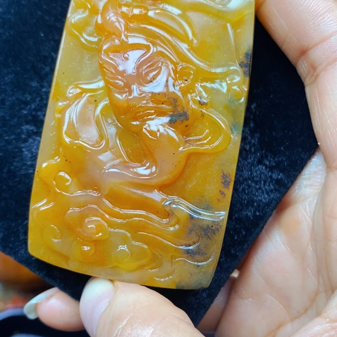 未镶嵌石英质玉（黄龙玉）颈饰