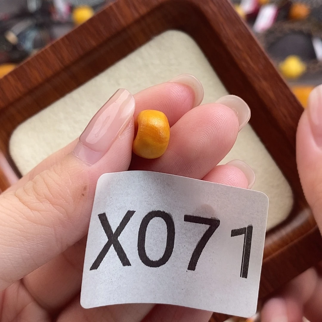 蜜蜡未镶嵌珠宝奇石