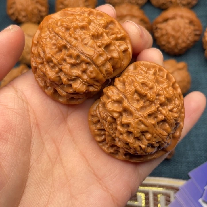 文玩核桃把件45红皮老树麒麟纹官帽