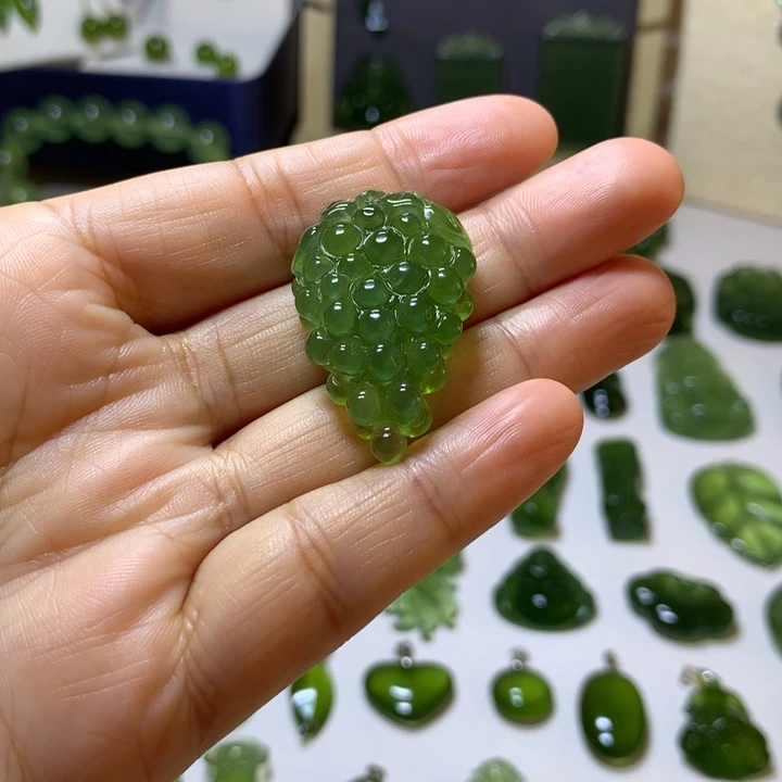 岫玉未镶嵌颈饰吊坠