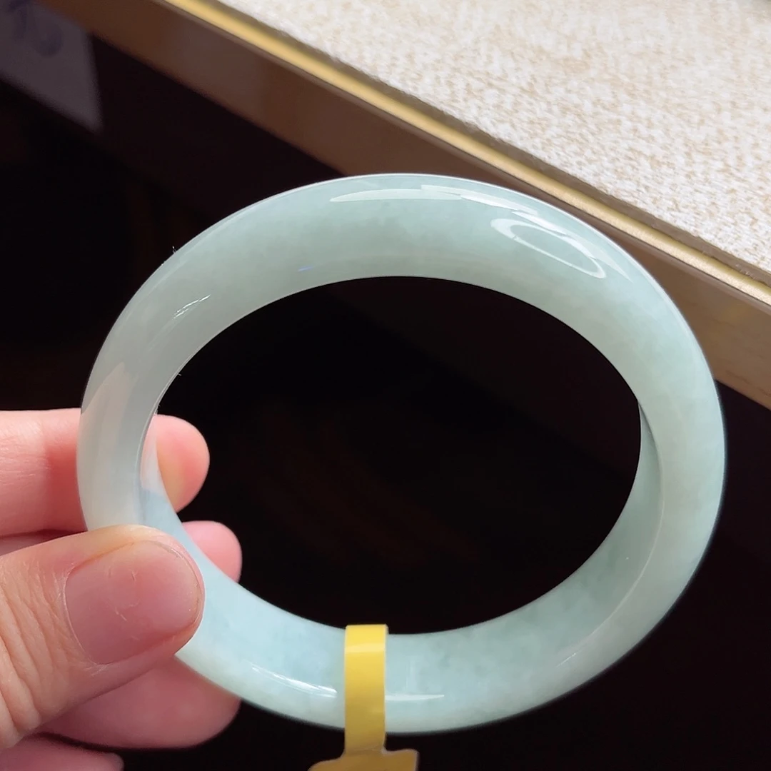 翡翠手镯未镶嵌手镯