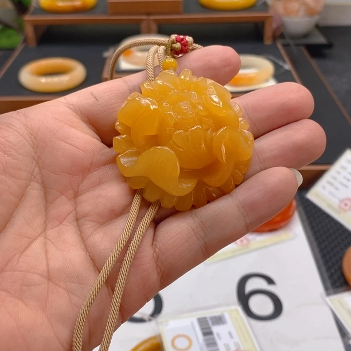 未镶嵌石英质玉（黄龙玉）手镯霞