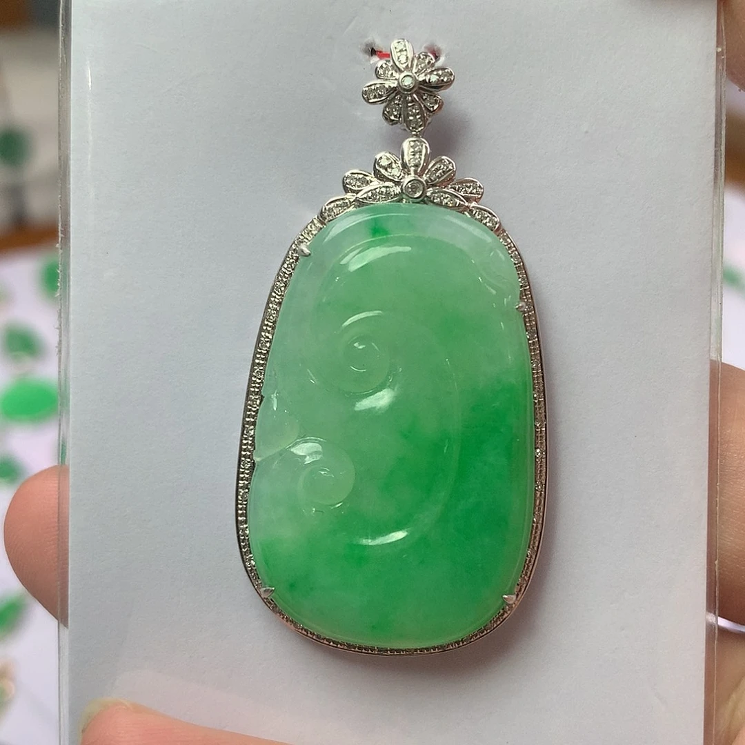 翡翠18K金镶嵌颈饰翡翠首饰