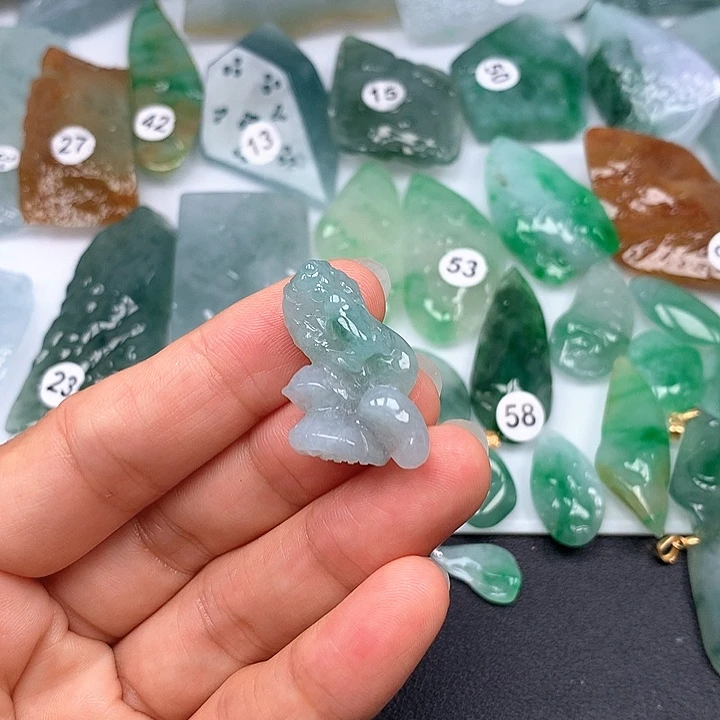 翡翠未镶嵌颈饰随型