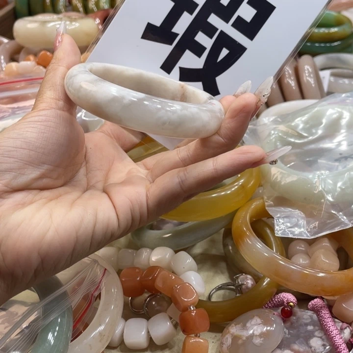 喵***哩石英质玉未镶嵌珠宝奇石