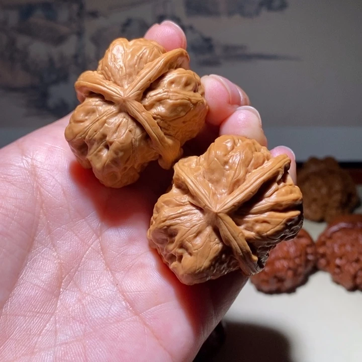 文玩核桃把件蛤蟆头三棱