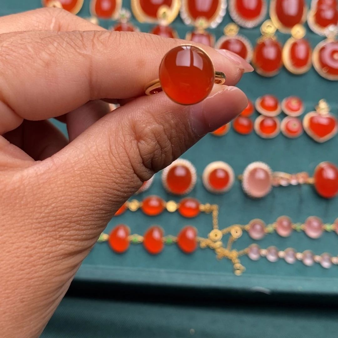 18K金镶嵌南红玛瑙戒指