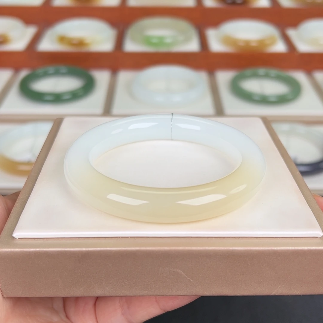 和田玉未镶嵌手镯一口糖