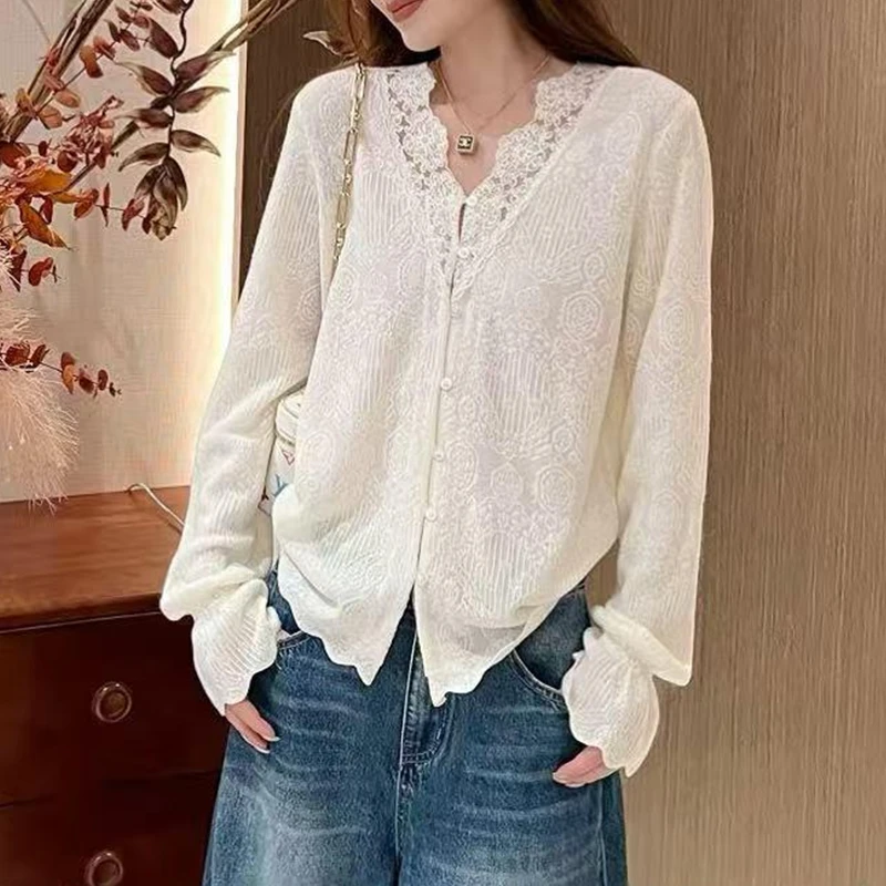 2025早秋新款韩系气质蕾丝花边拼接提花V领套头上衣设计感女士