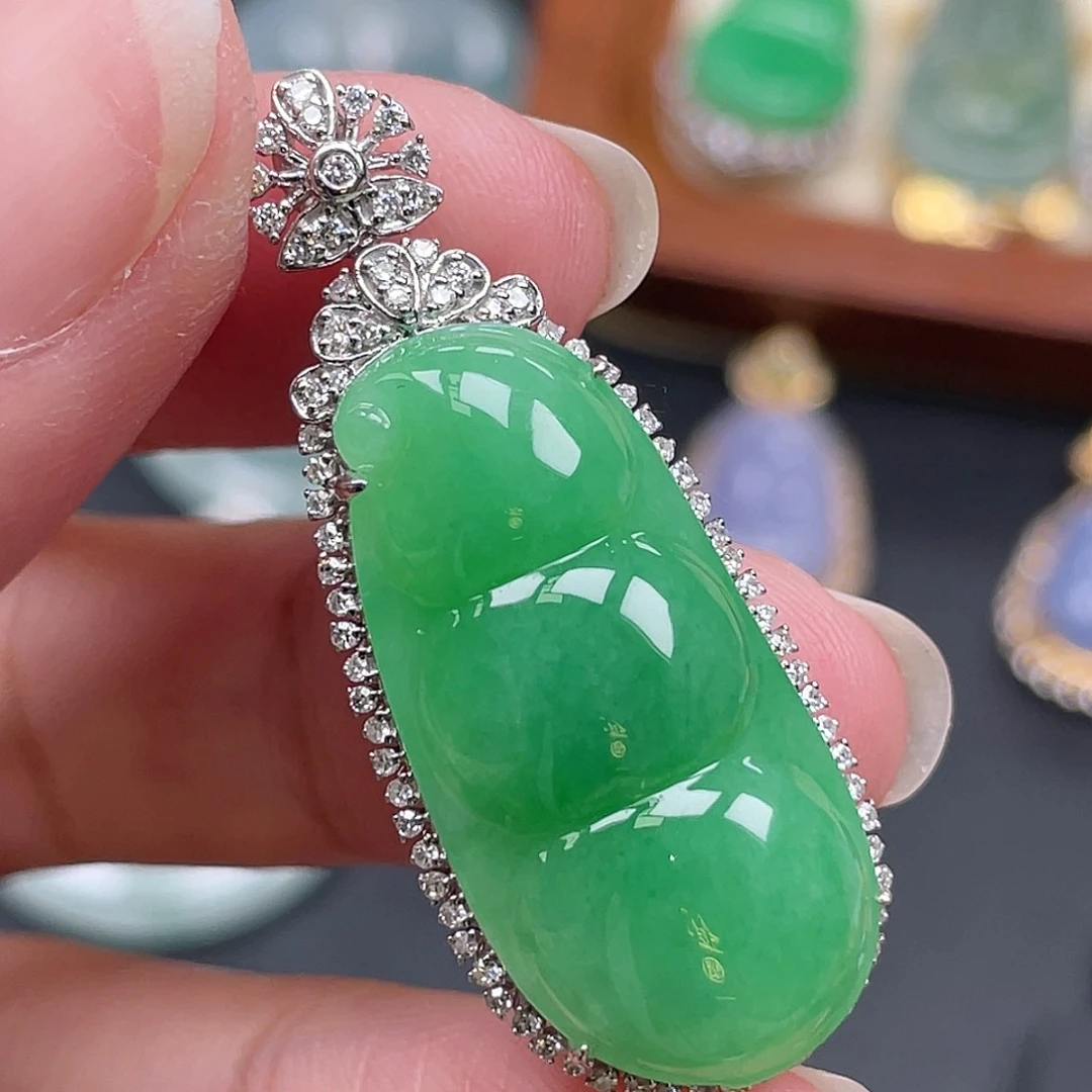 翡翠18K金镶嵌颈饰绿豆子