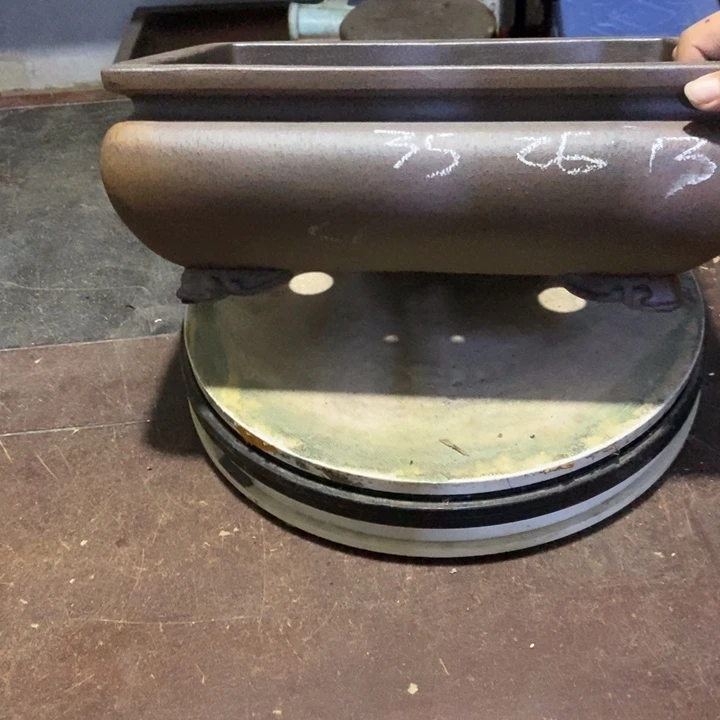 紫砂花盆只顾看手机和电脑