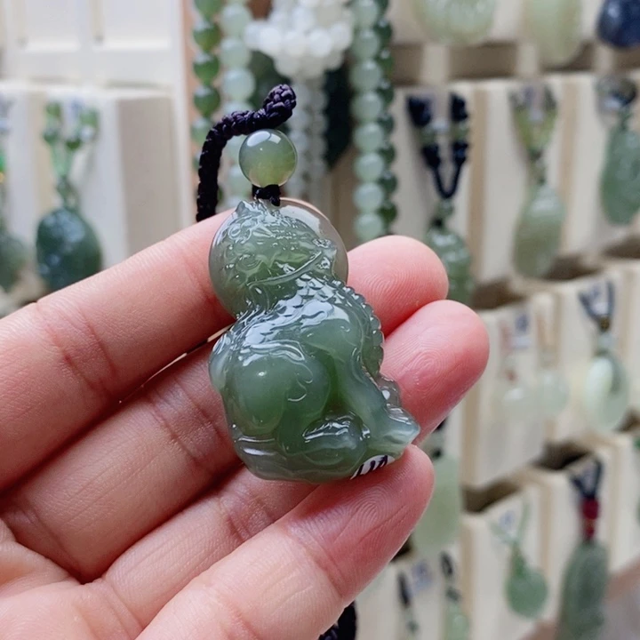 修***的和田玉未镶嵌颈饰