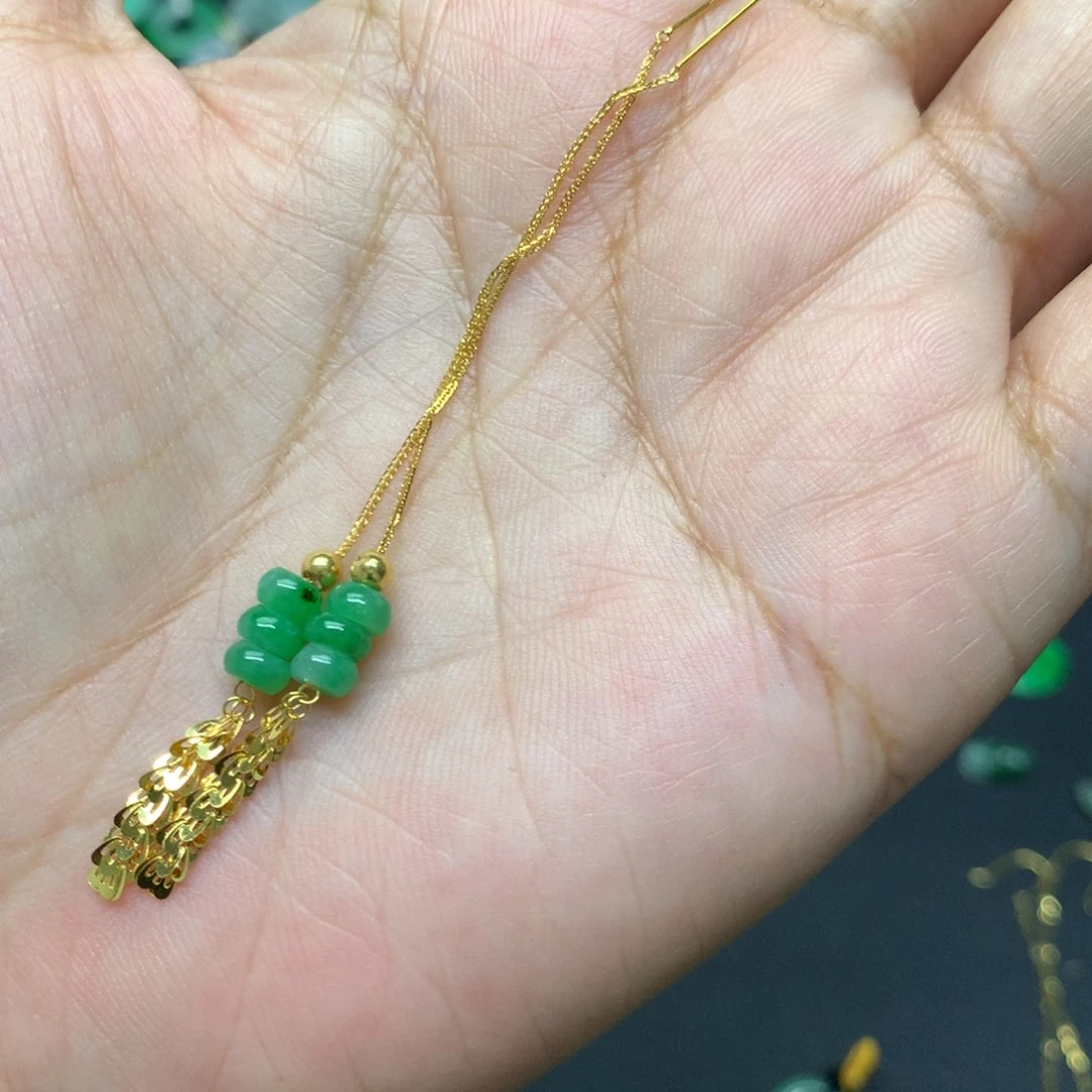 18K金镶嵌翡翠耳饰有纹裂