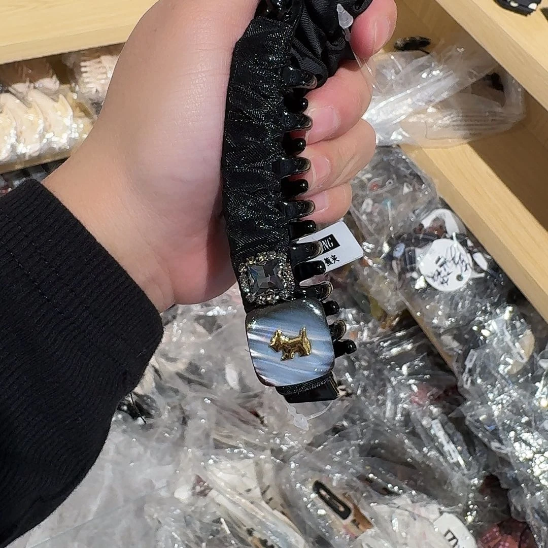 非金属黑色小狗香蕉