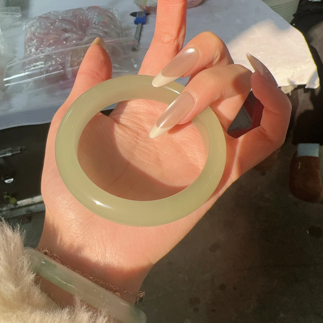 东陵玉晴水色胖圆条青白手镯