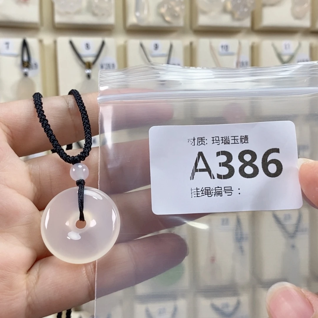 玛瑙/玉髓颈饰未镶嵌启**秀