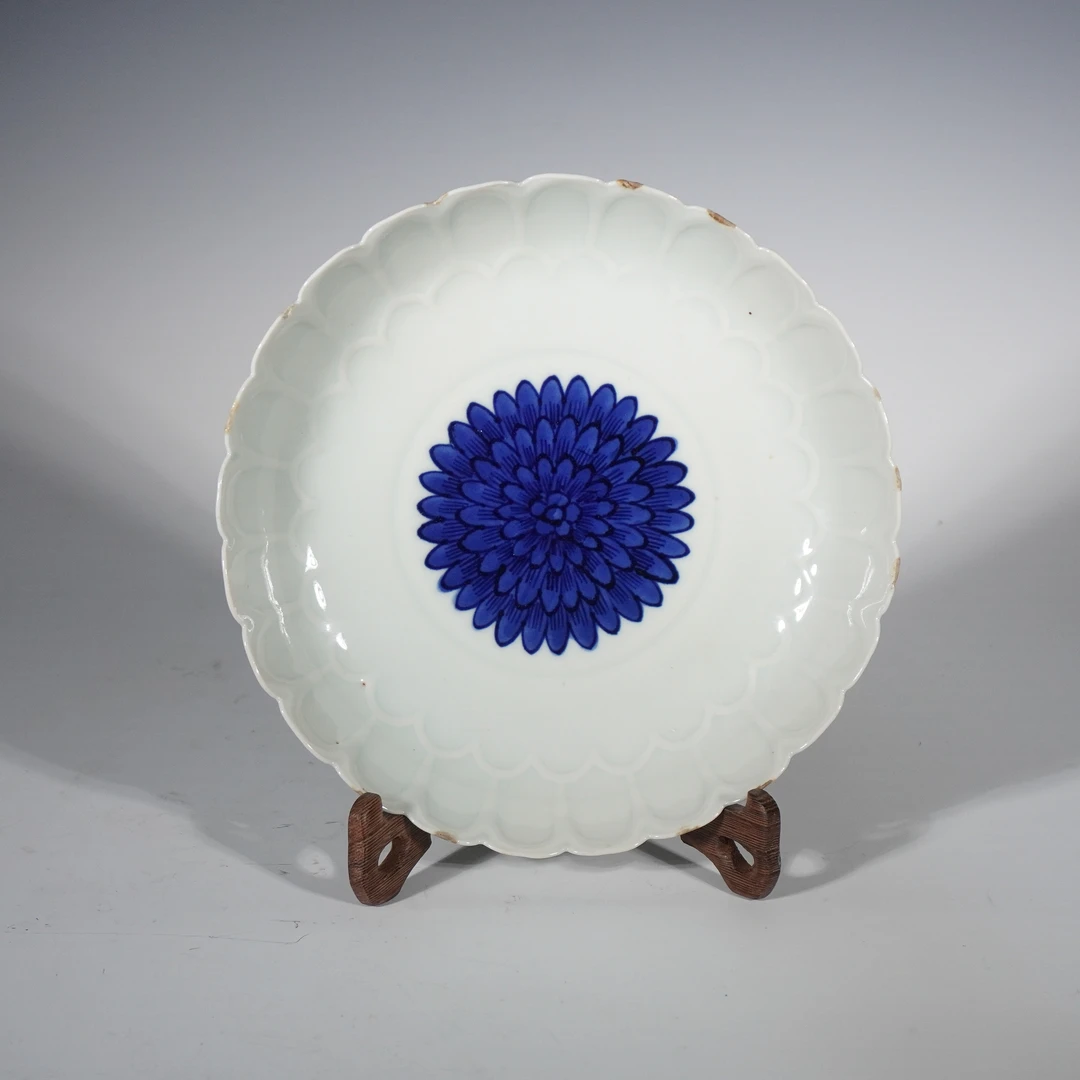 Lot 20204 明晚期 青花模印扁菊纹盘【古董拍卖】