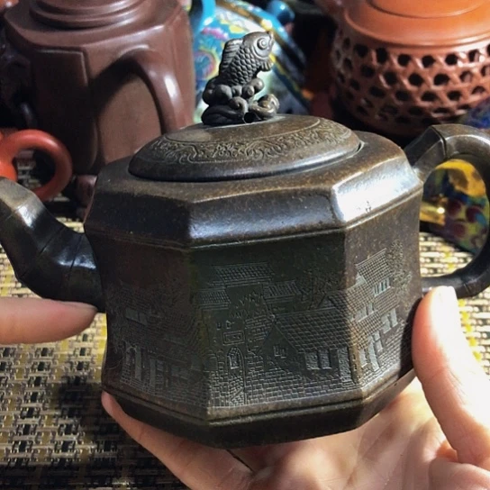 紫砂茶壶原矿泥料手工制作的紫砂壶。