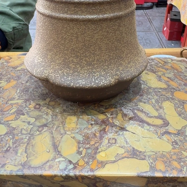 茶罐一个，铁胎。瓷